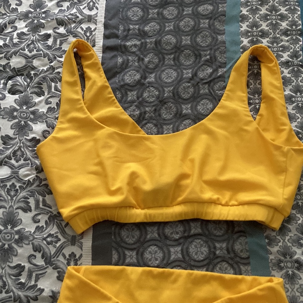 Yellow Mahr set - Picture 3 of 4